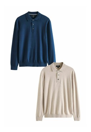Twee langetermijn polo shirts: één in marineblauw met een kraag en drie knopen, en één in beige met een vergelijkbaar ontwerp en textuur.
