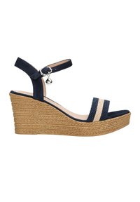 Námořnické semišové sandály na wedges s pletenou jutu platformou, s tenkým páskem kolem kotníku a dekorativním kovovým přívěskem na sponě.