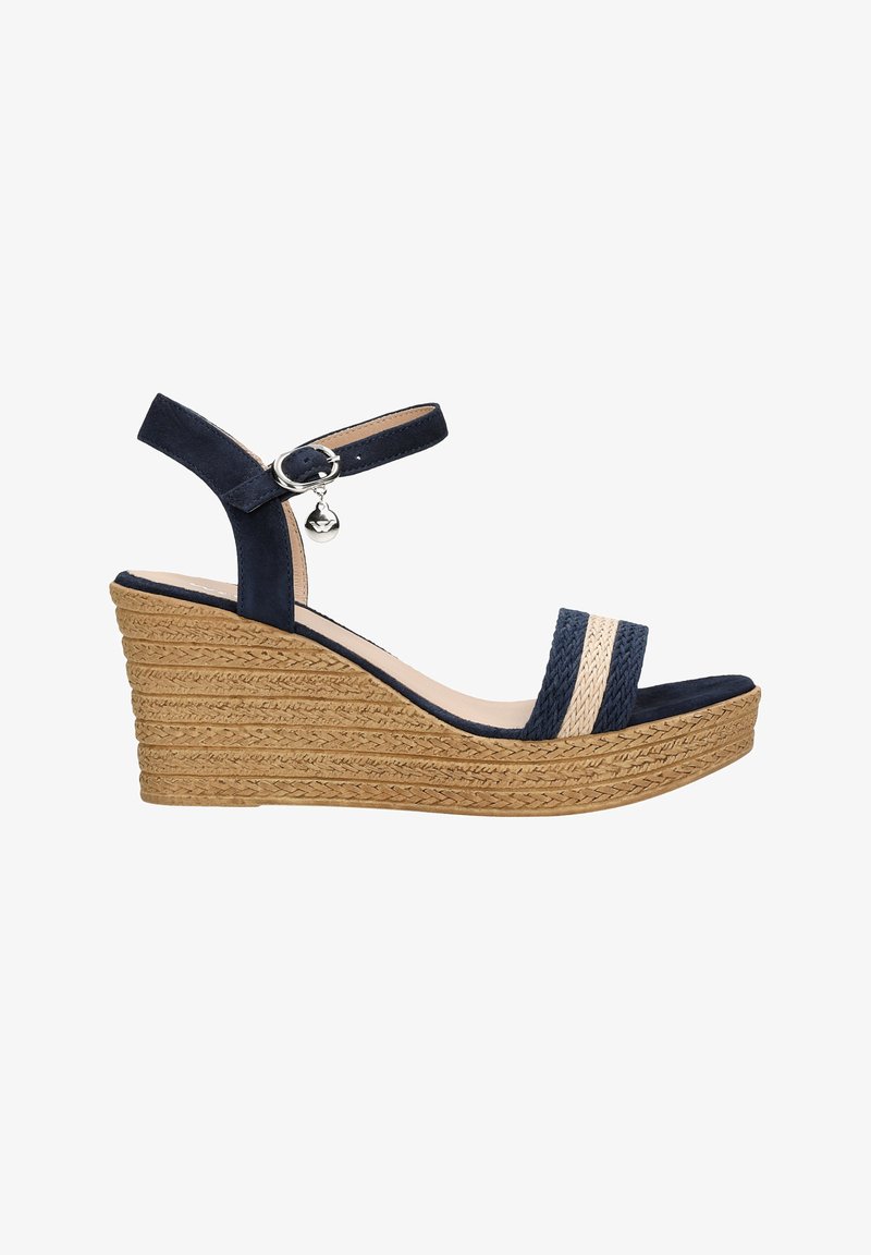 Námořnické semišové sandály na wedges s pletenou jutu platformou, s tenkým páskem kolem kotníku a dekorativním kovovým přívěskem na sponě.