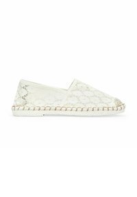 Zapato espadrille blanco de encaje con punta redondeada, que presenta una parte superior texturizada y una suela de yute trenzado con detalles de costura en contraste.
