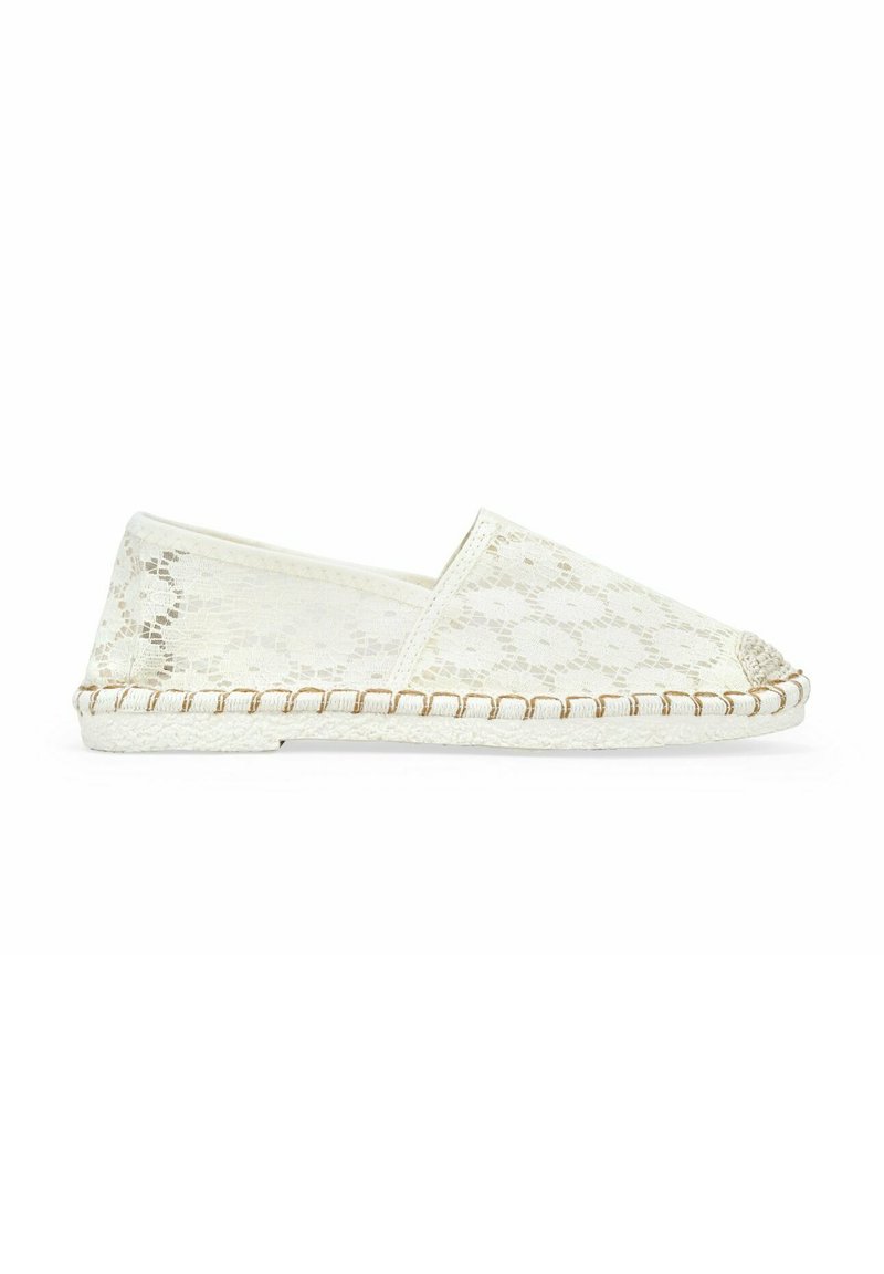 Zapato espadrille blanco de encaje con punta redondeada, que presenta una parte superior texturizada y una suela de yute trenzado con detalles de costura en contraste.