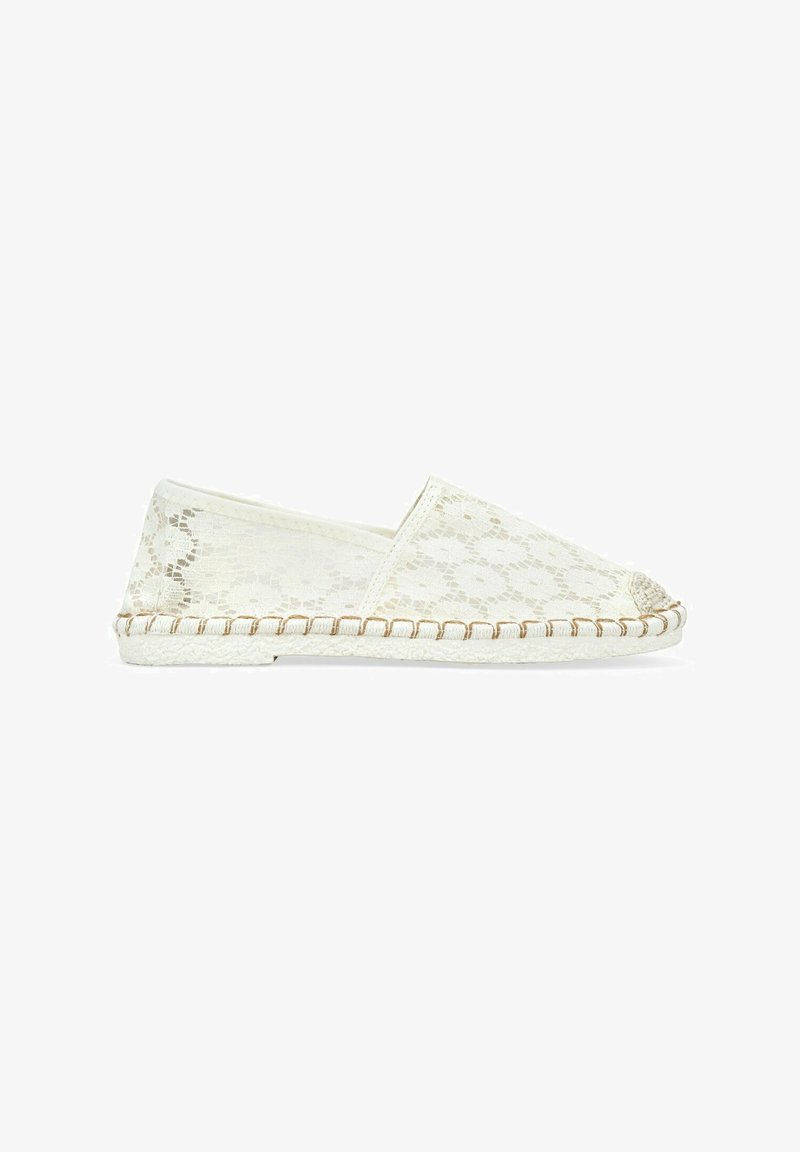 Zapato espadrille blanco de encaje con punta redondeada, que presenta una parte superior texturizada y una suela de yute trenzado con detalles de costura en contraste.