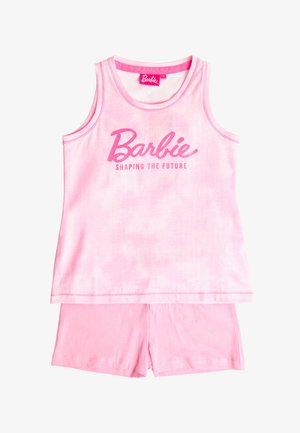 Top sin mangas rosa con texto "Barbie moldeando el futuro" combinado con pantalones cortos rosa a juego, conjunto casual para niños.