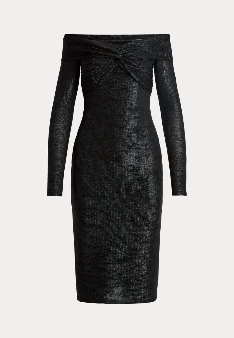 Abito nero off-the-shoulder con maniche lunghe, tessuto testurizzato, silhouette aderente e design attorcigliato sul collo.