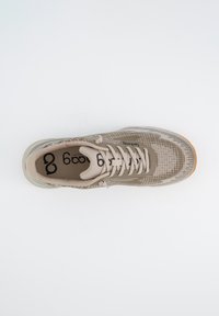 Hellbraunes Sportschuhmodell mit einem Mesh-Obermaterial, einem Rautenmuster, runder Zehenkappe und kontrastierenden weißen Schnürsenkeln. Gummisohle mit leichtem Absatz.