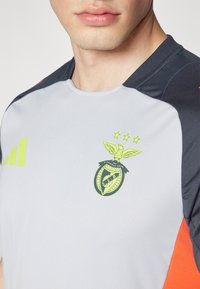 adidas Performance BENFICA LISSABON TRAINING JERSEY - Klubové oblečenie - light solid grey/semi solar red