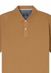 Polo shirt marrone con una trama testurizzata, dotato di un colletto classico, una chiusura a due bottoni e un'etichetta all'interno del colletto.
