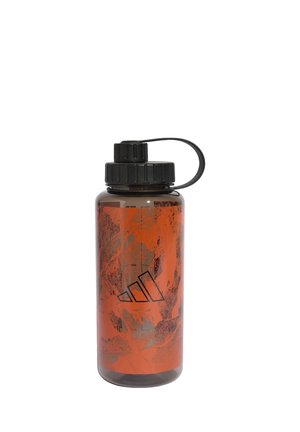 Transparente orange Wasserflasche mit schwarzem marmoriertem Muster, schwarzem Schraubverschluss und Adidas-Logo auf der Vorderseite.