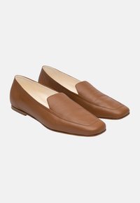 Mocassini in pelle marrone con punta affusolata e suola piatta. Presentano un design slip-on e una finitura liscia. L'interno è dotato di una fodera leggera.