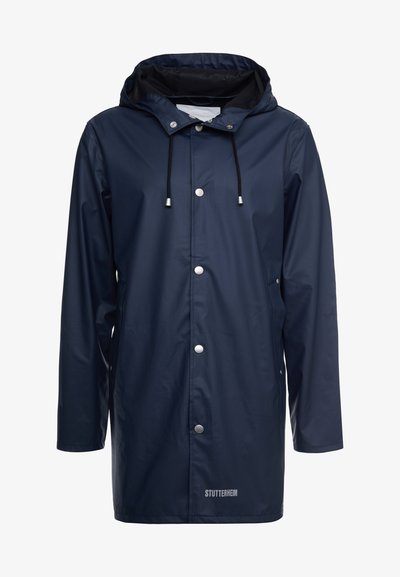 Marineblauwe waterdichte regenjas met een capuchon, drukknoopsluiting en een trekkoord. Beschikt over een gladde, glanzende textuur en een logo aan de onderkant.