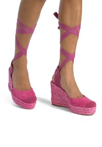 Espadrillas a cuneo rosa con suola intrecciata testurizzata, parte superiore in suede e fasce incrociate. Punta tondeggiante e dettagli intrecciati sulla punta.