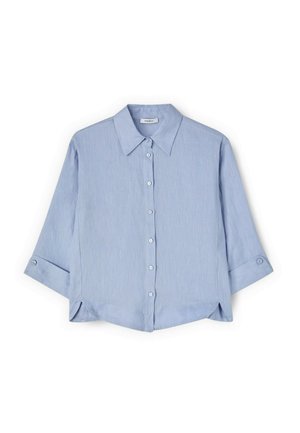 Lichtblauw overhemd met lange mouwen, knoopsluiting, spitse kraag en met knopen gesloten manchetten, plat neergelegd op een witte achtergrond.