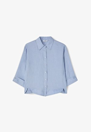 Hellblaues Langarmhemd mit Knopfleiste, spitzem Kragen und geknöpften Manschetten, flach auf weißem Hintergrund dargestellt.