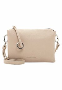 Borsa a tracolla in pelle beige con texture, dotata di chiusura con zip, accentuata da un anello metallico e tracolla regolabile. Logo visibile nella parte frontale.