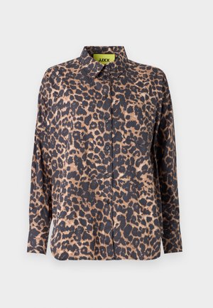 Leopardmønstret skjorte i mørk og lys brun, med knaplukning i front, krave, lange ærmer og en enkelt brystlomme.