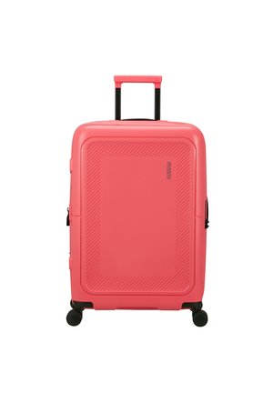 Rosa Hartschalenkoffer mit strukturiertem Frontbereich, subtilen diagonalen Linien, ausziehbarem Griff und vier schwarzen Rädern für die Mobilität.