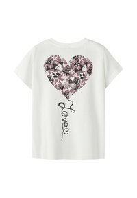 T-shirt blanc avec un motif de cœur rempli de étoiles roses, noires et blanches, avec une ficelle de ballon noire formant le mot "amour".