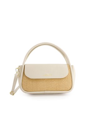 Cremefarbene Handtasche mit einer geflochtenen Rattanfront. Sie hat eine strukturierte Form, eine glatte Lederoberfläche und einen Verschluss in Goldtone. Verstellbarer Trageriemen enthalten.