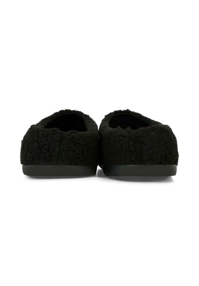 Des chaussures noires en fausse fourrure à enfiler avec une texture douce et un design arrondi ; elles présentent une semelle noire plate et lisse ainsi qu'un col haut et confortable.