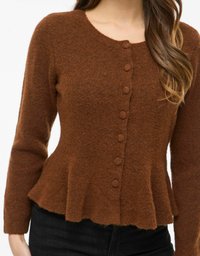 Rudas vilnos kardiganas su apvalia iškirpte, priekinėmis sagomis ir peplumo apačia. Tekstūra minkšta ir pūkuota, rankovės su briaunomis.