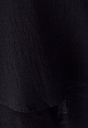 Juodas tekstūruotas audinys su šiek tiek raukšlėta paviršiumi, turintis minkštus dangčius ir lenktą apatinę kraštą, suteikiantis lengvą ir orų išvaizdą.