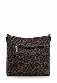 Tasche im Leopardenmuster mit einer weichen Textur, schwarzen Hardware-Details und einer Reißverschluss-Vordertasche. Leichtes, langlebiges Material, rechteckige Form.