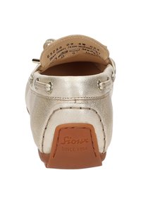 Goldfarbene, metallische Loafers mit einer glatten Textur, dekorativer Naht, metallischen Akzenten und einer markierten Sohle aus tanfarbenem Gummi.