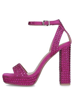 Sandale plateforme à talons hauts en rose vif avec sangle à la cheville, ornée de strass roses assortis.