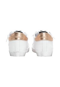 Un paio di sneaker bianche con linguette sul tallone in rosé metallizzato viste da dietro su uno sfondo bianco.