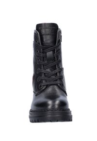 Zwarte leren enkelboot met vetersluiting aan de voorkant, textuur op het oppervlak en een stevige rubberen zool met een contrasterende kleuraccent.