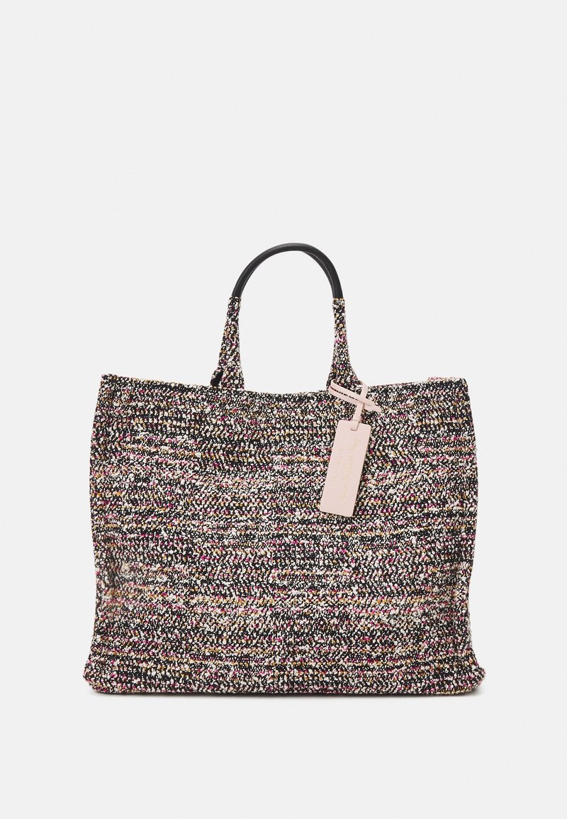 Grand sac cabas tissé multicolore avec deux anses et une étiquette rectangulaire rose pâle attachée à une anse.
