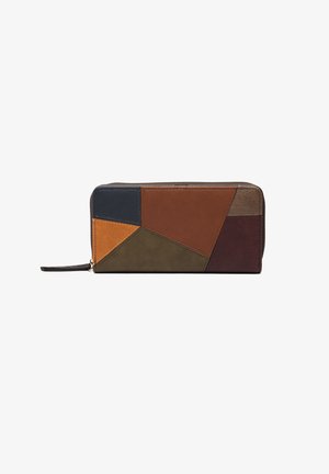 Cartera rectangular con cierre de cremallera, que presenta parches de cuero geométricos cosidos en tonos azul marino, marrón, beige, oliva y burdeos.