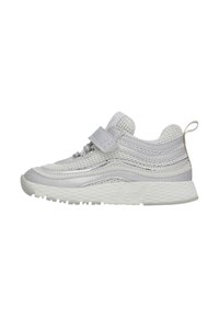 Světle šedá sportovní bota s pletivovým svrškem, syntetickými detaily, suchým zipem, texturovanou podrážkou a poutkem na patě pro snadné obouvání.