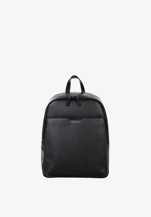 Sac à dos en cuir noir avec poignée supérieure, poche avant zippée et compartiment principal à double zip, design uni avec texture subtile.