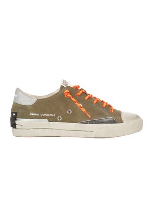 Baskets en daim olive à coupe basse avec lacets orange vif, semelle blanche, patch talon argenté et marquage "Crime London" sur le côté.