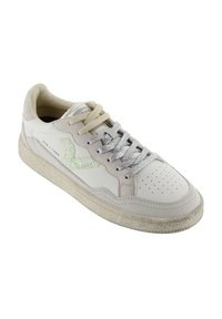 Sneaker bianco con accenti in suede beige, lacci in glitter argento, punta perforata, suola in gomma testurizzata e un dettaglio del logo riflettente verde.