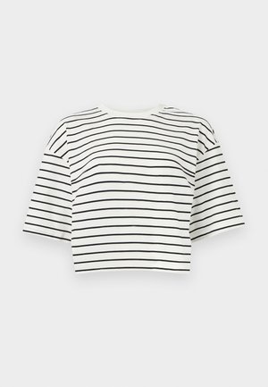 Λευκό cropped T-shirt με μαύρες οριζόντιες ρίγες και κοντά φαρδιά μανίκια σε απλό ανοιχτό φόντο.