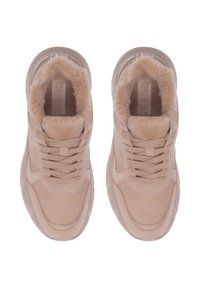 Beżowe sneakersy wykonane z gładkiego materiału syntetycznego, z miękkim, futrzanym wnętrzem, zaokrąglonym noskiem i sznurowanym zapięciem z markowymi akcentami.