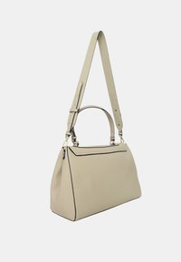 Borsa a mano in pelle beige con una forma strutturata, cuciture a contrasto, manici doppi e una tracolla regolabile. Presenta una chiusura con zip superiore.