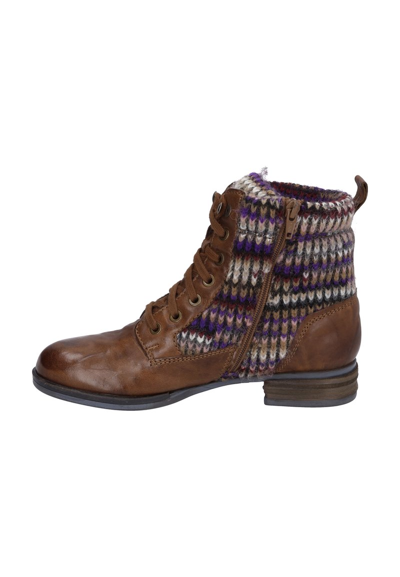 Botín de cuero marrón hasta el tobillo con parte superior de textil de punto que presenta un patrón multicolor, cordones en la parte delantera y detalle de cremallera lateral. Diseño de tacón bajo.