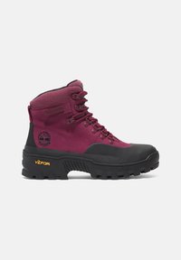 Botte imperméable bordeaux avec un capuchon en caoutchouc noir et une semelle Vibram, dotée d'œillets en métal et d'un col rembourré pour plus de confort.