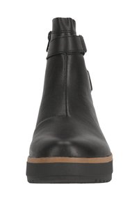 Bottines noires en cuir texturé, avec une boucle sur le côté, un bout rond et une semelle en caoutchouc légèrement talonnée.