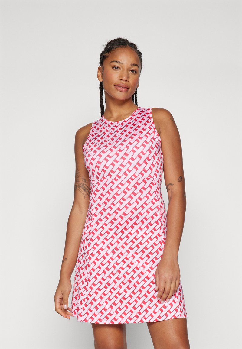 Sukienka na ramiączkach w kolorze różowym i białym z plecionym wzorem. Wykonana z miękkiego materiału; dopasowany fason sięgający do połowy uda. Czysty dekolt i krawędzie.