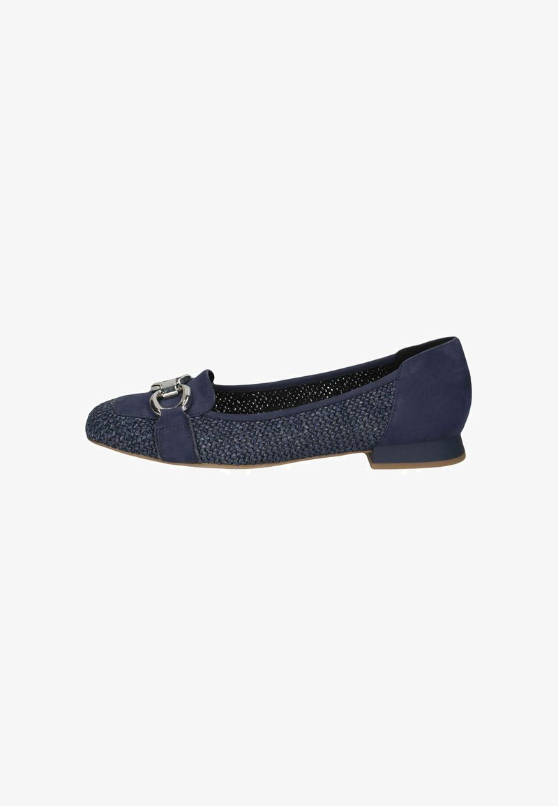 Chaussure plate bleu marine avec tige tissée, accents en daim et détail de boucle argentée. Caractérisée par un petit talon et un design texturé.