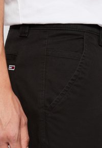 Tommy Jeans TJM SCANTON PANT - Chinos - black