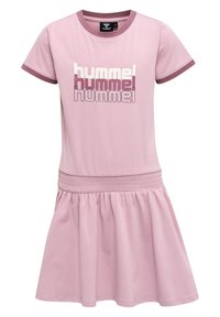 Różowa sukienka krótko rękawowa z marszczonym pasem i rozkloszowanym dołem. Na przodzie duże białe i purpurowe logo "hummel". Wykonana z mieszanki bawełny.