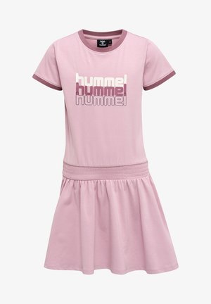 Różowa sukienka krótko rękawowa z marszczonym pasem i rozkloszowanym dołem. Na przodzie duże białe i purpurowe logo "hummel". Wykonana z mieszanki bawełny.