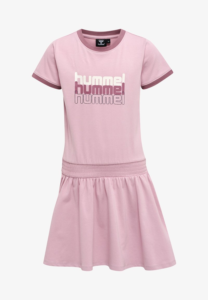 Różowa sukienka krótko rękawowa z marszczonym pasem i rozkloszowanym dołem. Na przodzie duże białe i purpurowe logo "hummel". Wykonana z mieszanki bawełny.