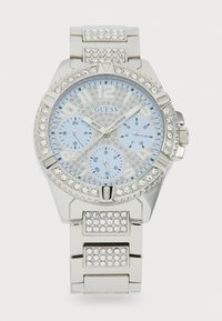 Montre analogique argentée avec un cadran rond, un cadran bleu clair, des accents en cristal et un bracelet à maillons. Dispose de trois sous-cadrans.