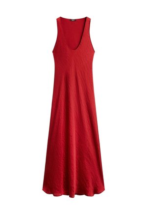 Robe sans manches rouge avec un décolleté en V profond, arborant un design fluide et un tissu texturé, présentée sur un fond uni.